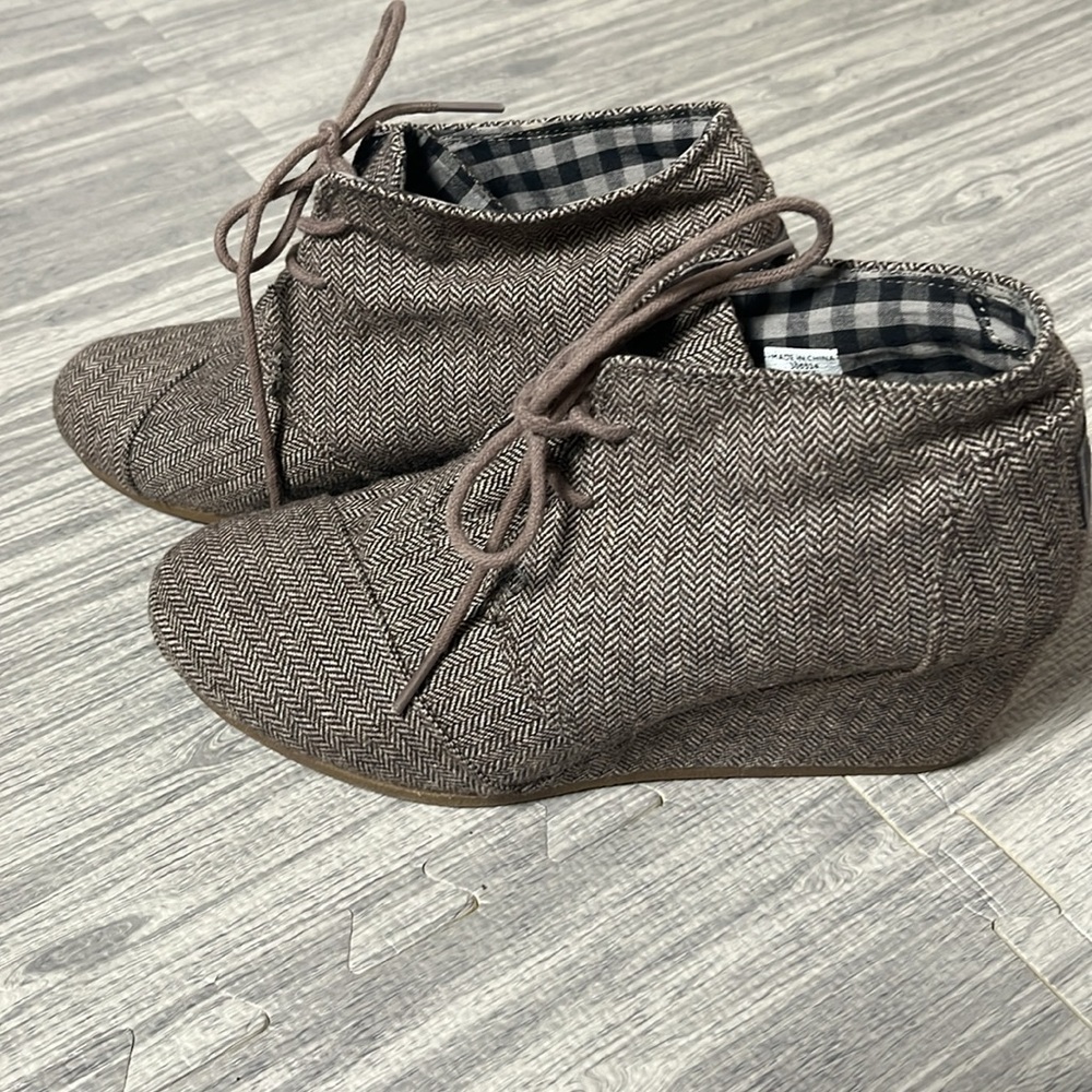 Tom’s Wedge Herringbone Brown Lace up Size 8.5